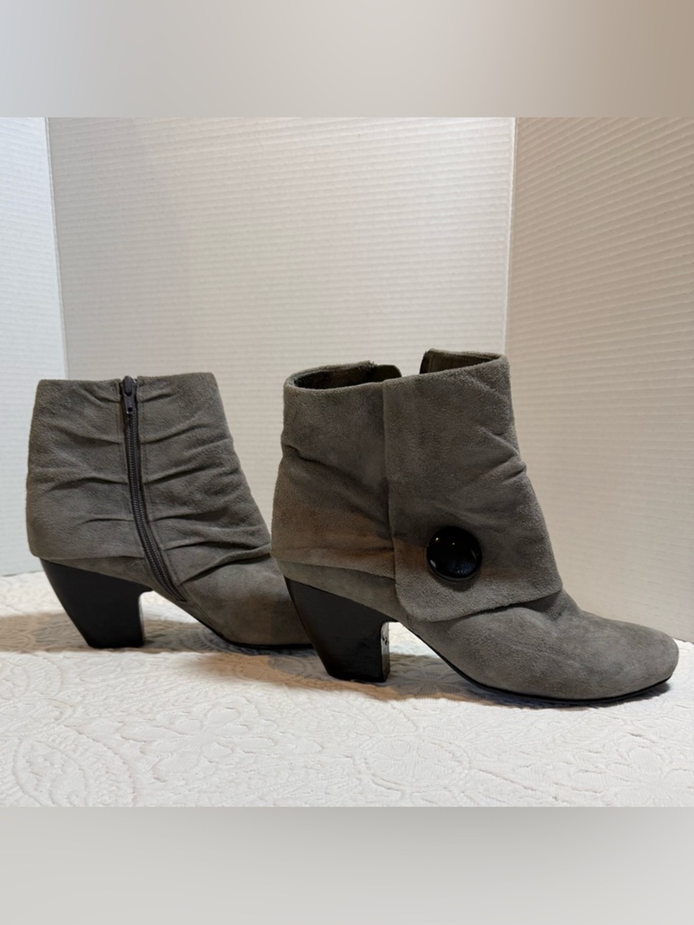 Ankle Boots Booties Gray Suede 9.5 Block Heel Slouched Softly Rounded Toe Chic